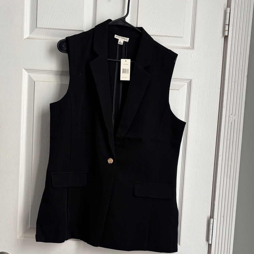 Soho Apparel Elegant Black Vest with Lapel and Gold Accent